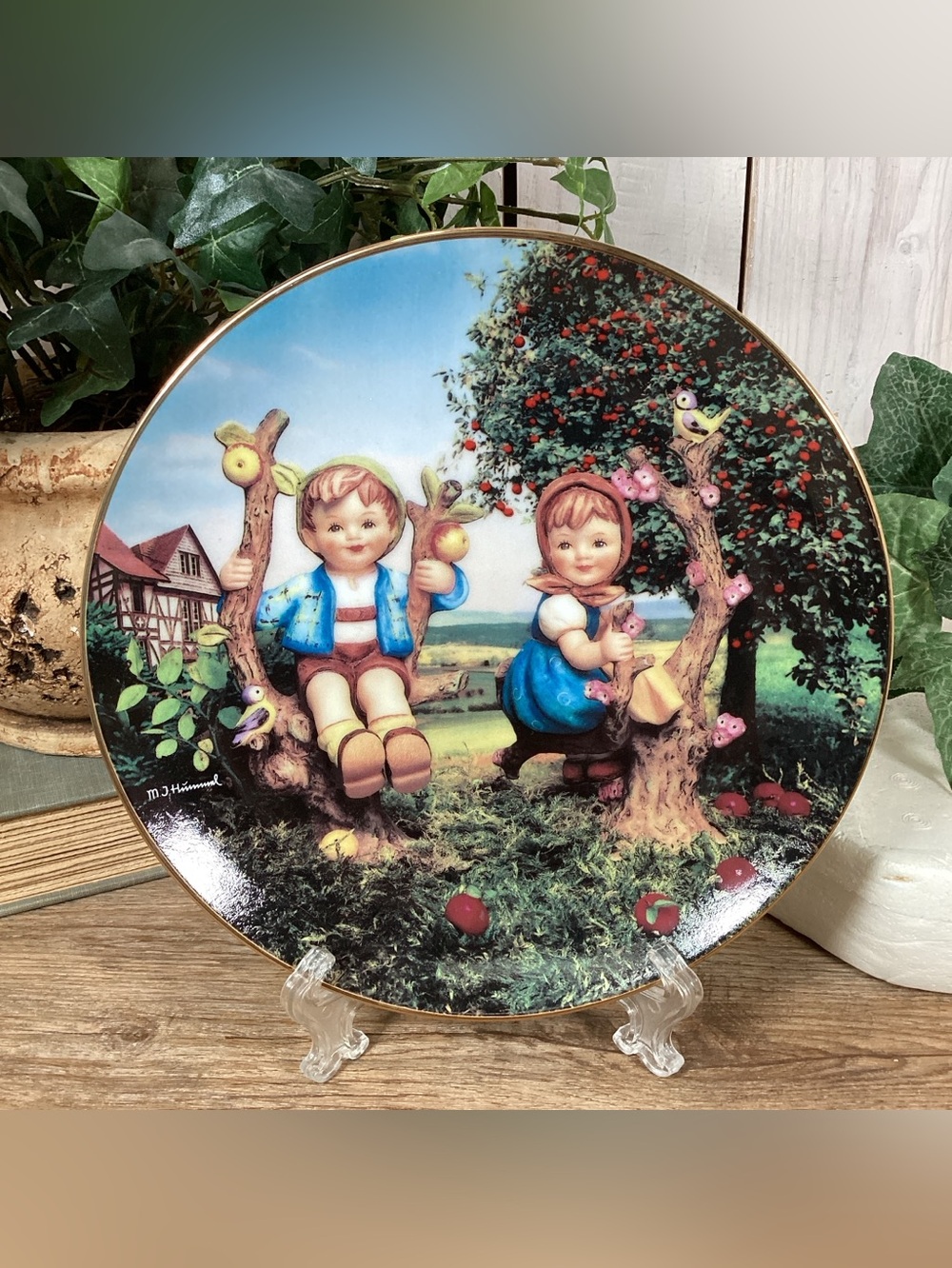Hummel 1989 “Apple Tree Boy & Girl” Little Companions Plate Danbury Mint Q9971